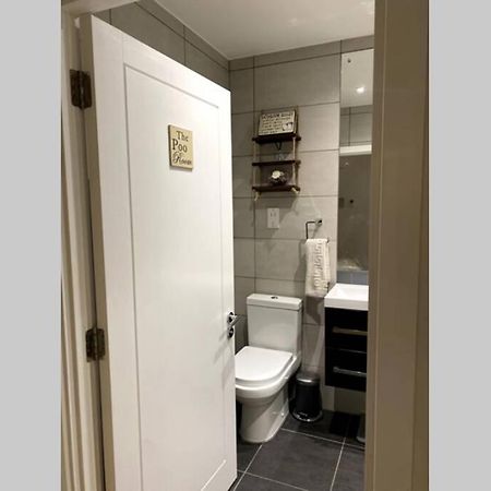 Luxury 1 Bedroom Apartment With Netflix & Parking Borehamwood Exterior photo