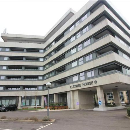 Luxury 1 Bedroom Apartment With Netflix & Parking Borehamwood Exterior photo