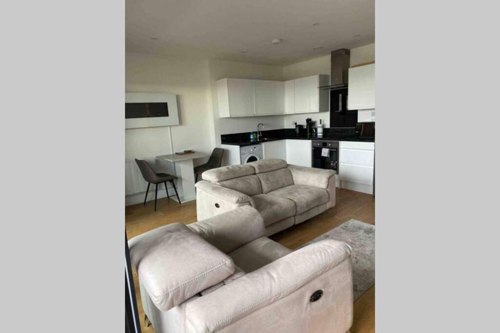 Luxury 1 Bedroom Apartment With Netflix & Parking Borehamwood Exterior photo