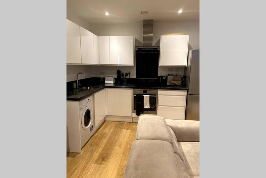 Luxury 1 Bedroom Apartment With Netflix & Parking Borehamwood Exterior photo
