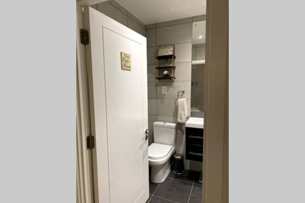 Luxury 1 Bedroom Apartment With Netflix & Parking Borehamwood Exterior photo