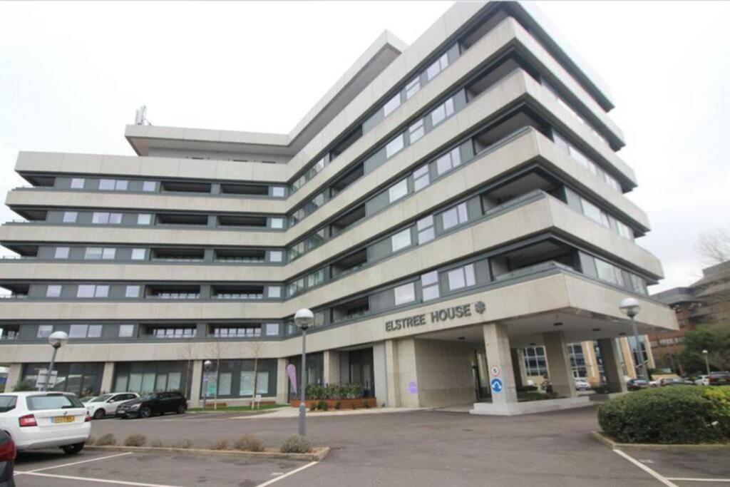 Luxury 1 Bedroom Apartment With Netflix & Parking Borehamwood Exterior photo