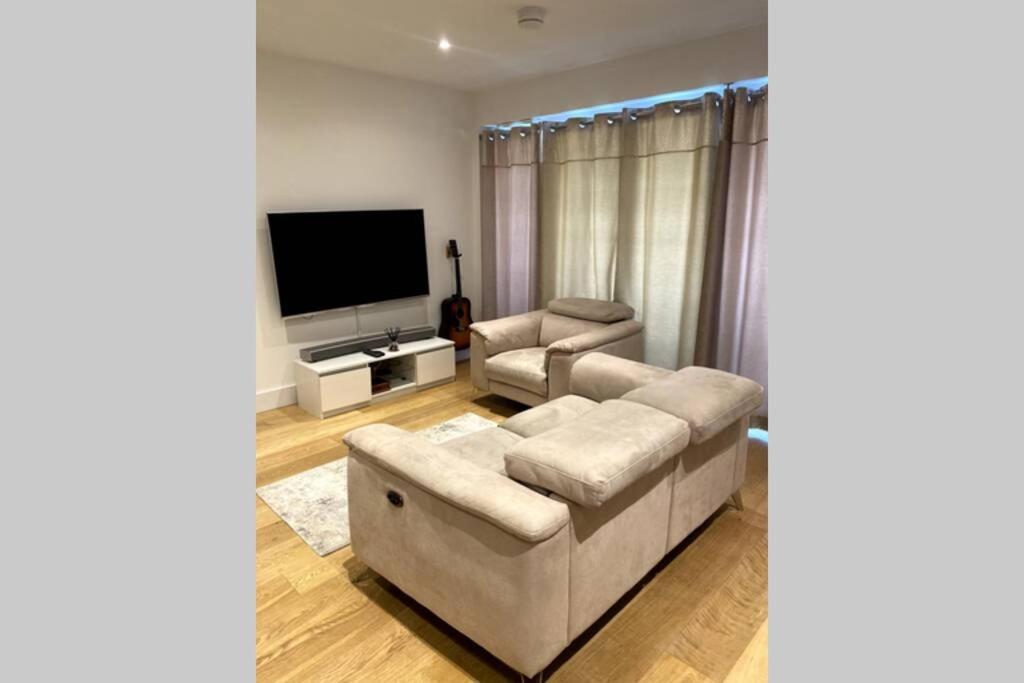 Luxury 1 Bedroom Apartment With Netflix & Parking Borehamwood Exterior photo