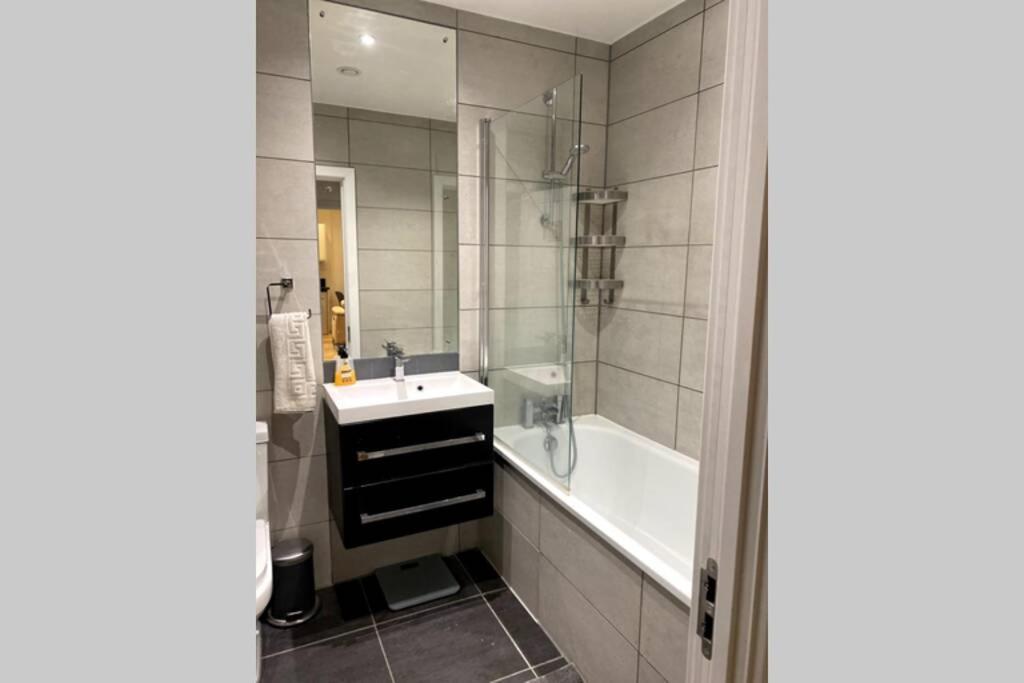 Luxury 1 Bedroom Apartment With Netflix & Parking Borehamwood Exterior photo